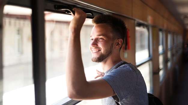 電車の中でミディアムショットのスマイリーマン