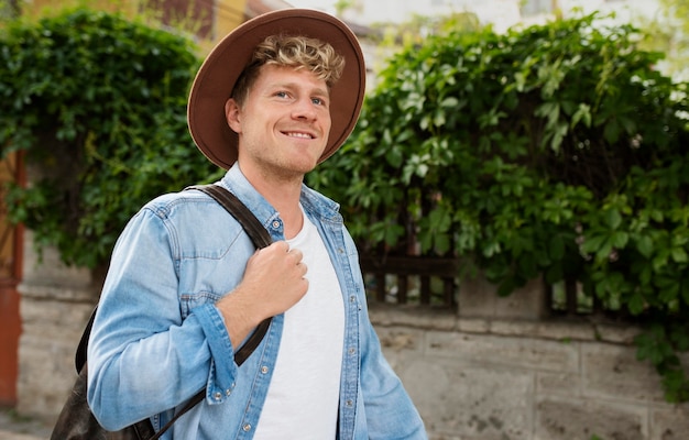 Foto gratuita uomo sorridente di tiro medio in viaggio