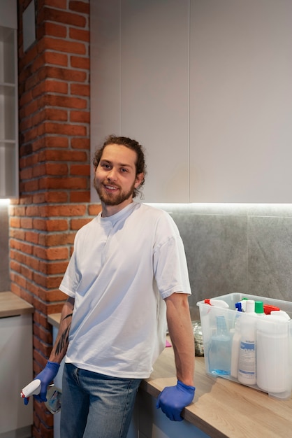 Free photo medium shot smiley man wearing gloves