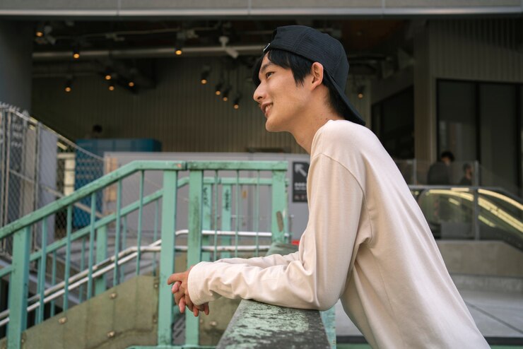 무료 Photo 모자를 쓰고 중간 샷 웃는 남자