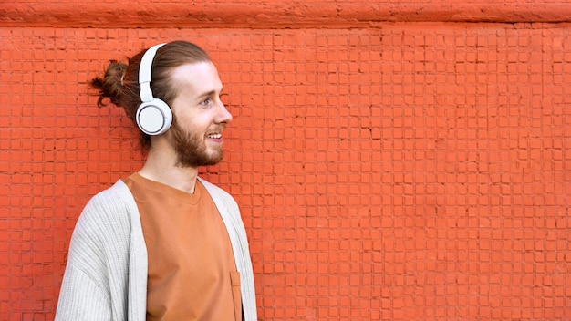 Free photo medium shot smiley man wearing headphones