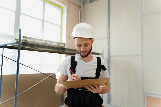 Free photo medium shot smiley man wearing helmet