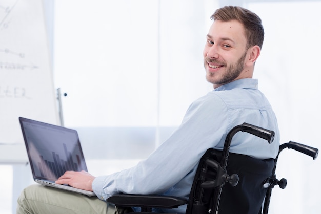 Free photo medium shot smiley man in wheelchair