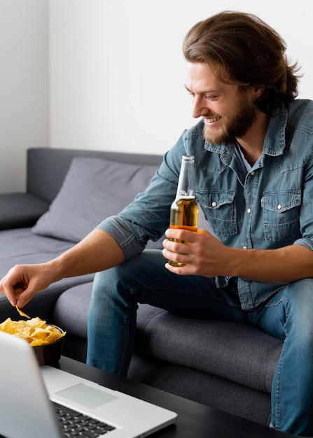 Free photo medium shot smiley man with chips