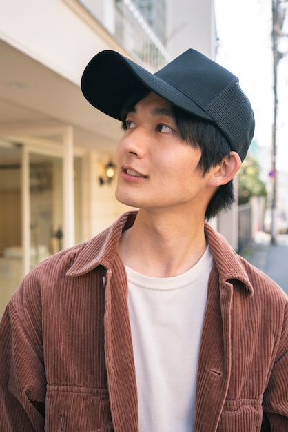 Foto gratuita uomo sorridente del colpo medio con il cappello del camionista