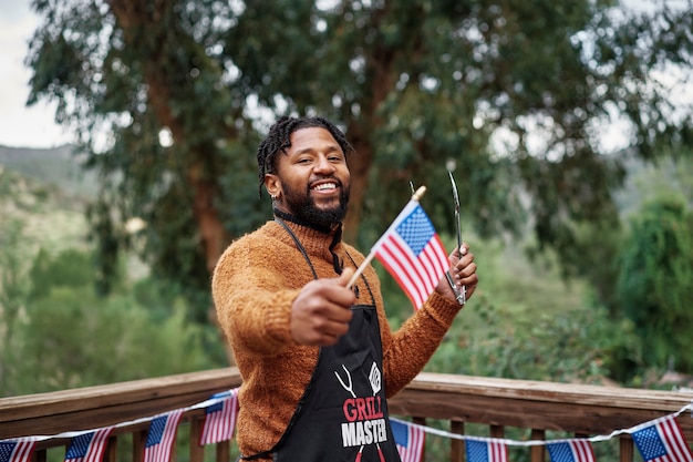 무료 사진 미국 국기와 함께 중간 샷 웃는 남자