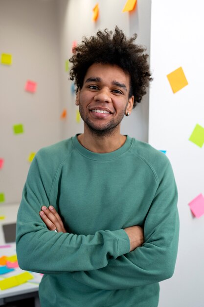 Foto gratuita uomo sorridente del colpo medio al lavoro