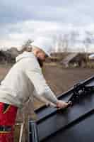 Бесплатное фото Смайлик среднего роста, работающий на крыше