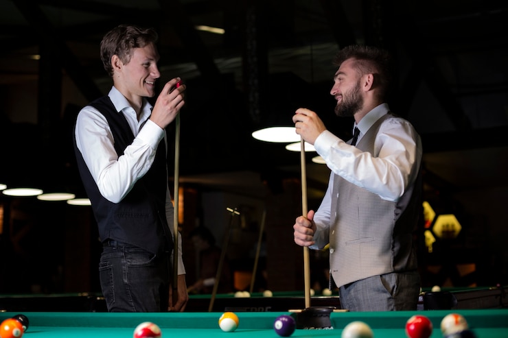 Free Photo medium shot smiley men with pool cues 