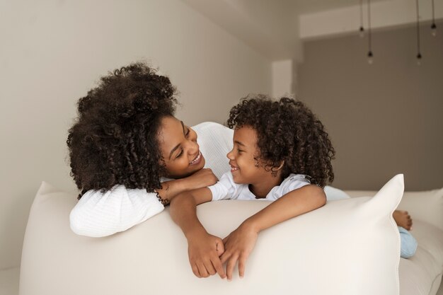 Madre e figlio sorridenti a colpo medio