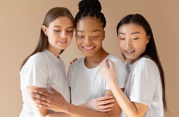 Foto gratuita donne multiculturali di smiley del colpo medio