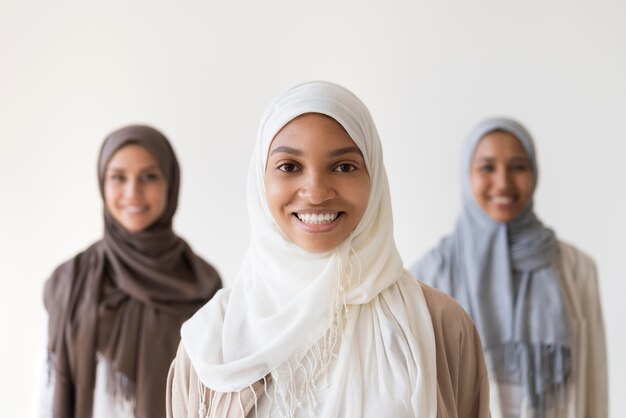 Средний снимок смайлика мусульманских женщин