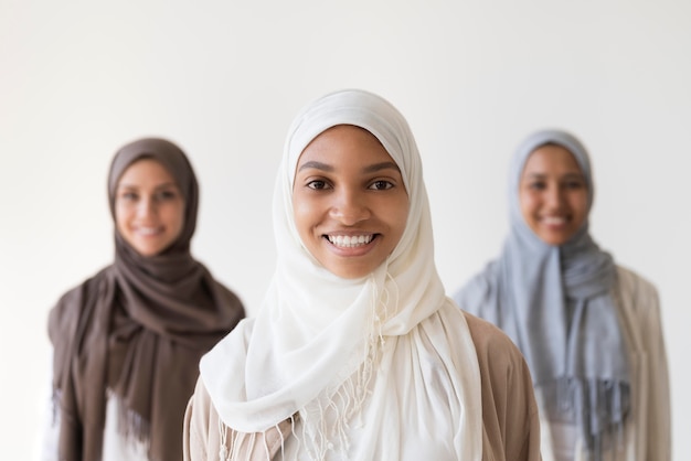 중간 샷 웃는 이슬람 여성