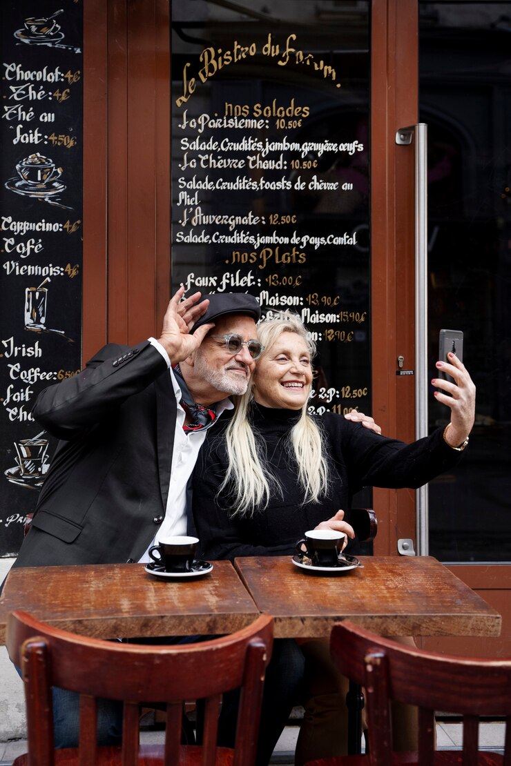 Free Photo medium shot smiley old people taking selfie