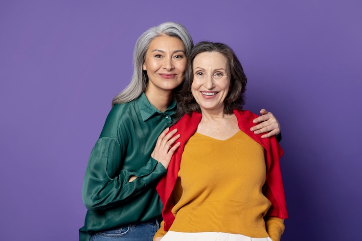 Free Photo medium shot smiley old women hugging
