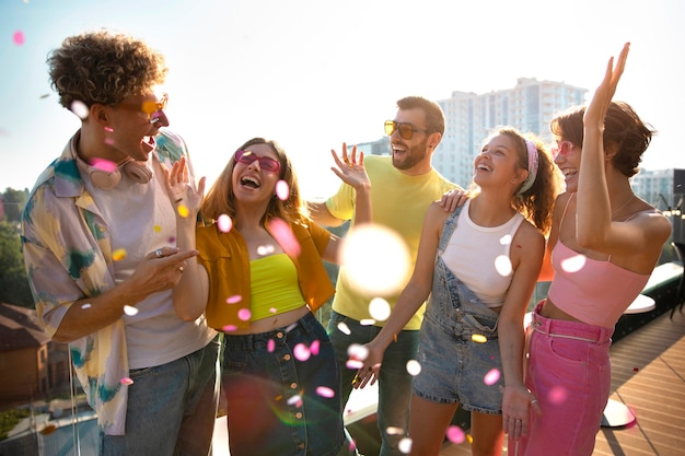 Foto gratuita gente sorridente del colpo medio che balla all'aperto