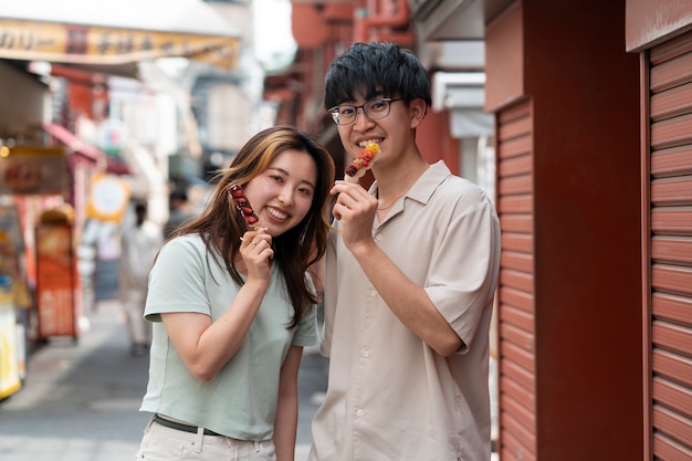 음식 축제에서 중간 샷 웃는 사람들