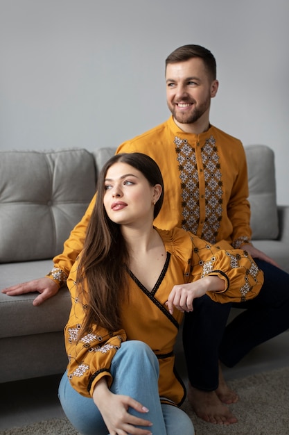 Foto gratuita persone sorridenti di tiro medio a casa