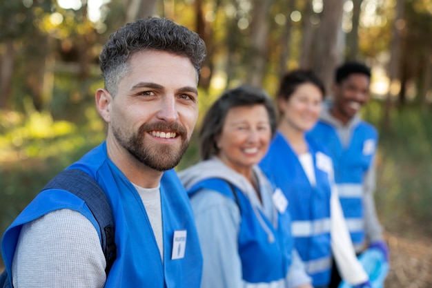 Persone sorridenti di tiro medio in natura