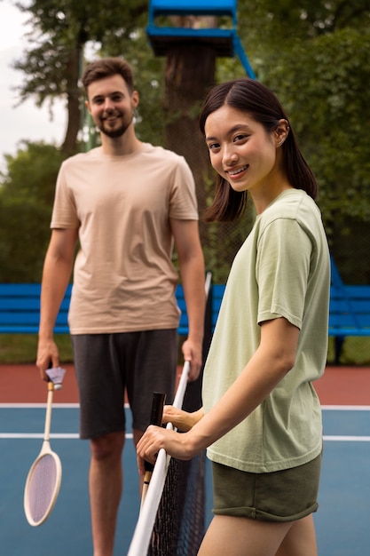 Free photo medium shot smiley people outdoors