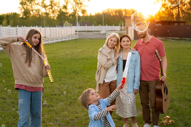 Foto gratuita persone sorridenti a tiro medio fuori