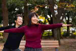 Free photo medium shot smiley people in park