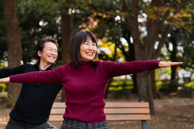 공원에서 중간 샷 웃는 사람들