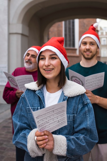 Foto gratuita gente sorridente del colpo medio che canta