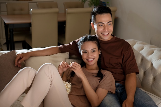 Free photo medium shot smiley people sitting on couch