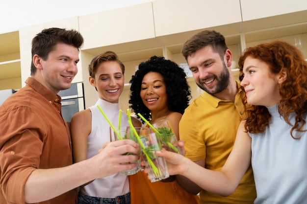 Foto gratuita persone sorridenti di tiro medio con bevande