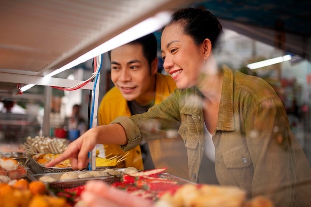 Foto gratuita persone sorridenti a colpo medio con cibo