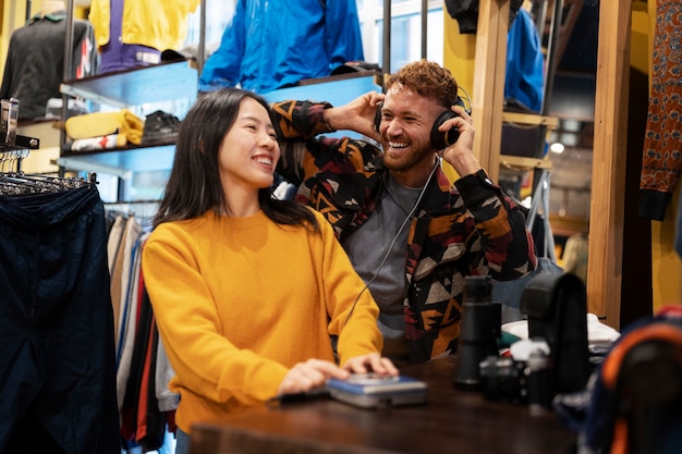 Foto gratuita persone sorridenti di tiro medio con le cuffie