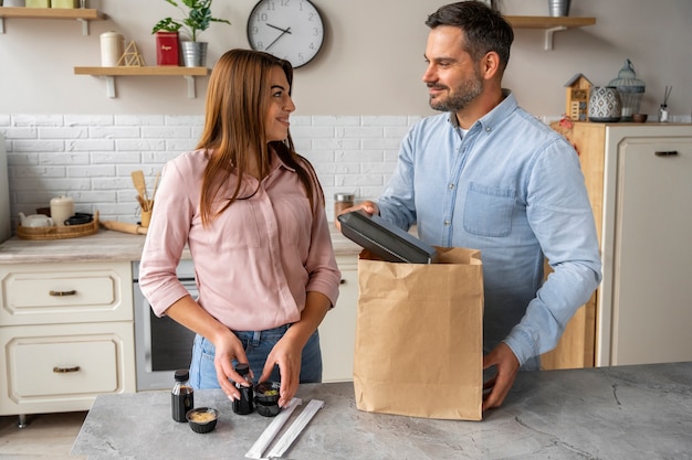 Foto gratuita persone sorridenti di tiro medio con ordine