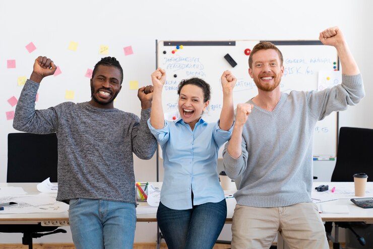 Free Photo medium shot smiley people at work
