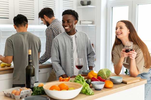 Free photo medium shot smiley roommates indoors