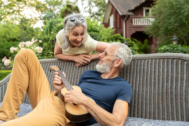 Free photo medium shot smiley senior couple with music