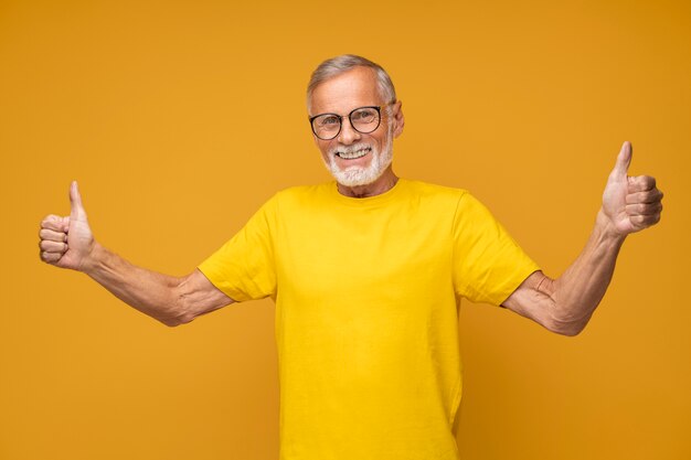 Medium shot smiley senior man posing