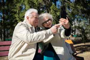 Free photo medium shot smiley senior people taking selfie