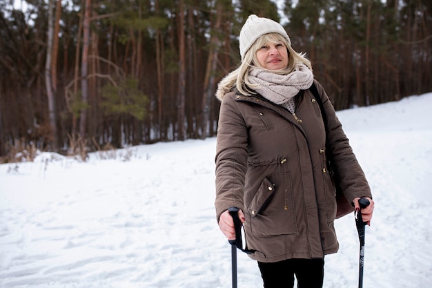 Foto gratuita donna senior sorridente del colpo medio in natura