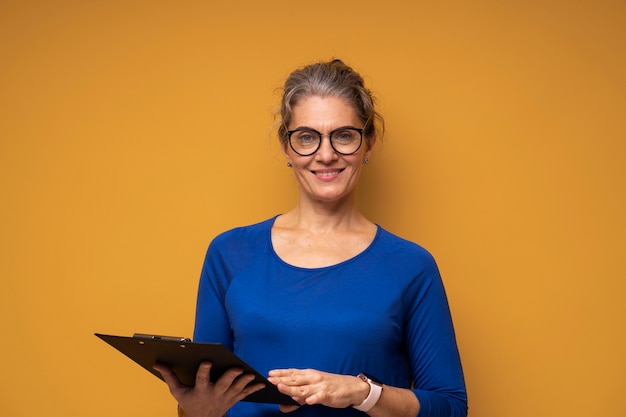 Foto gratuita donna anziana sorridente con tiro medio