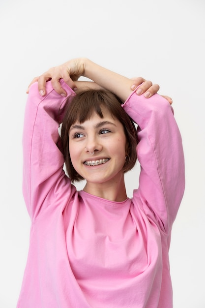 Foto gratuita posa dell'adolescente di smiley del colpo medio