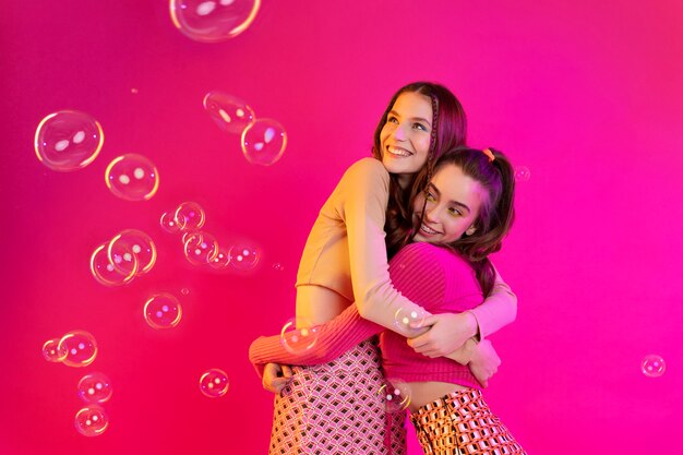 Free photo medium shot smiley teenagers hugging