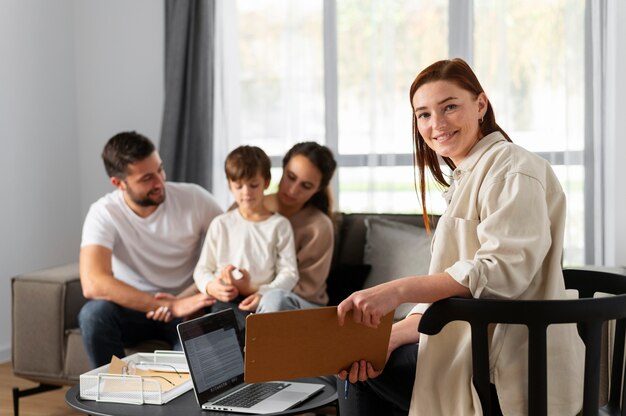 Medium shot smiley therapist with family