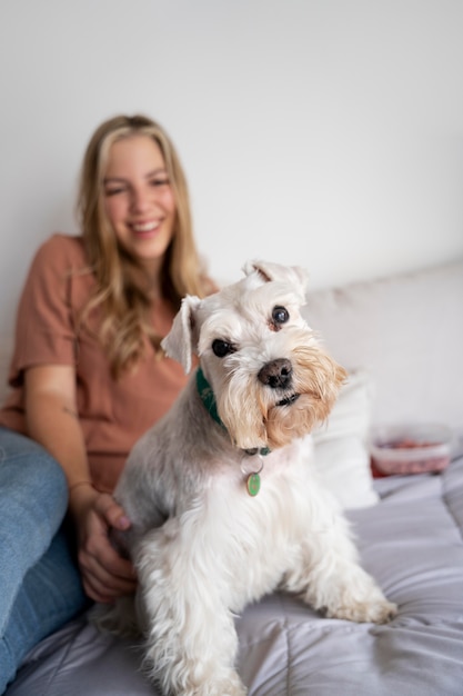 Foto gratuita cane e donna smiley colpo medio