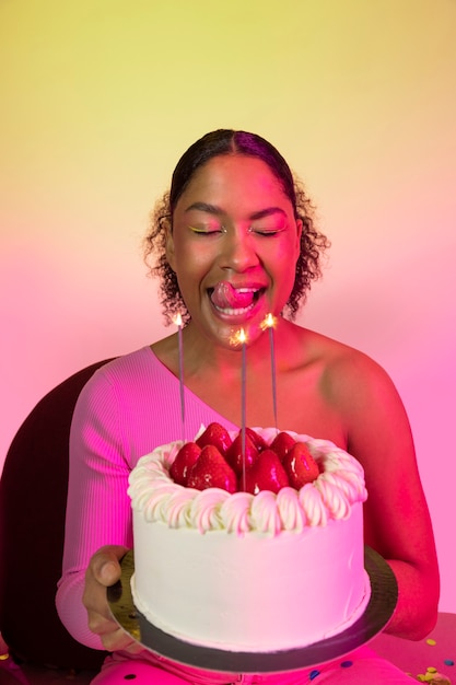 Free photo medium shot smiley woman holding cake