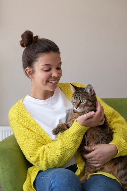 猫を抱いたミディアムショットの笑顔の女性