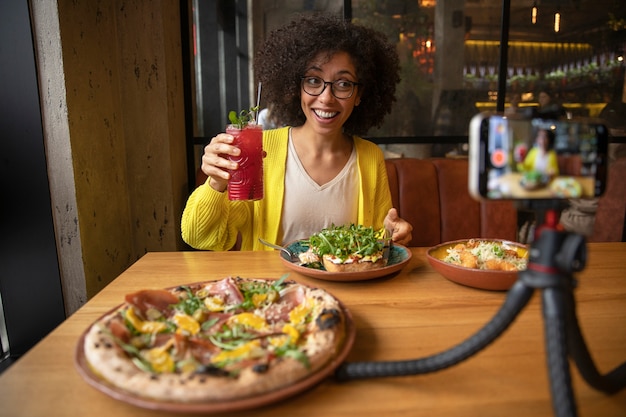 飲み物を持っているミディアムショットのスマイリー女性