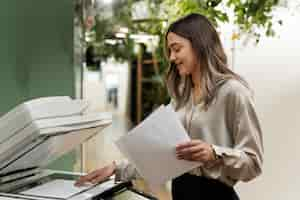 Foto gratuita carta della holding della donna di smiley del colpo medio