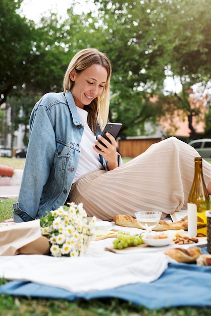 Free photo medium shot smiley woman holding phone