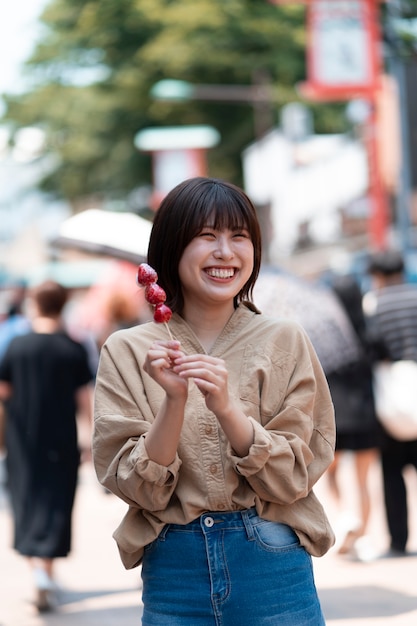 맛있는 음식을 들고 중간 샷 웃는 여자